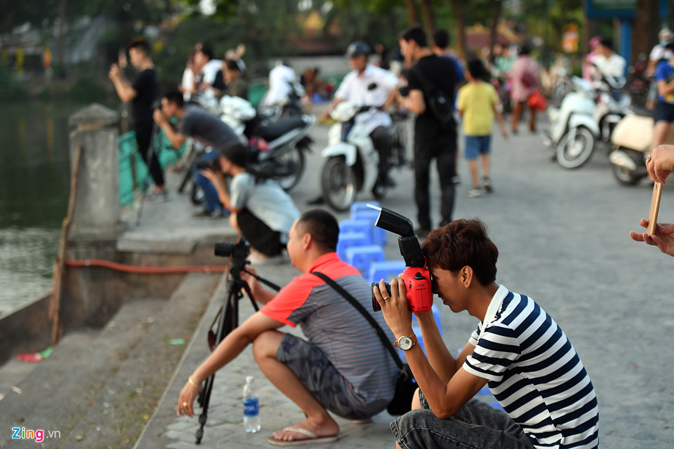 Thi nhau săn ảnh hoàng hôn đẹp lạ trên hồ Tây Thi nhau săn ảnh hoàng hôn đẹp lạ trên hồ Tây